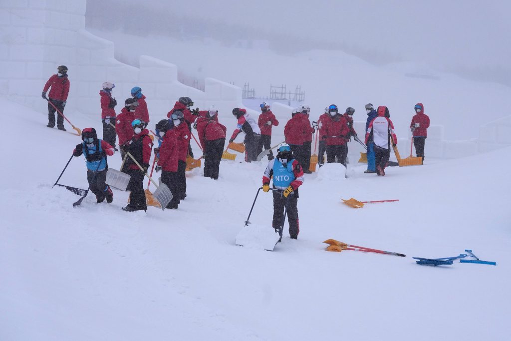 Gli eventi sono stati ritardati a causa delle abbondanti nevicate a Yanqing e Zhangjiakou