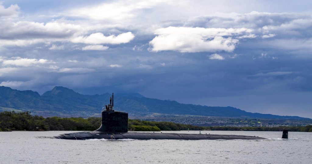 Mosca dice che una nave da guerra russa sta inseguendo un sottomarino americano vicino alle isole del Pacifico